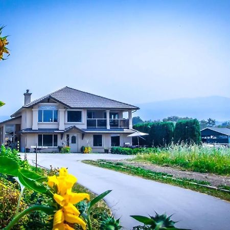 All Seasons Bed & Breakfast Kelowna Bagian luar foto