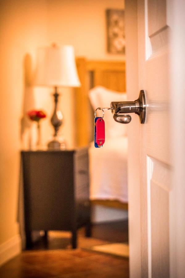 All Seasons Bed & Breakfast Kelowna Bagian luar foto