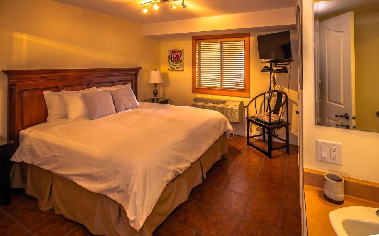 All Seasons Bed & Breakfast Kelowna Bagian luar foto