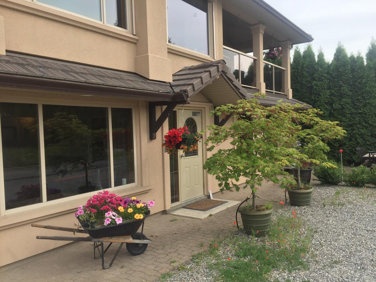 All Seasons Bed & Breakfast Kelowna Bagian luar foto