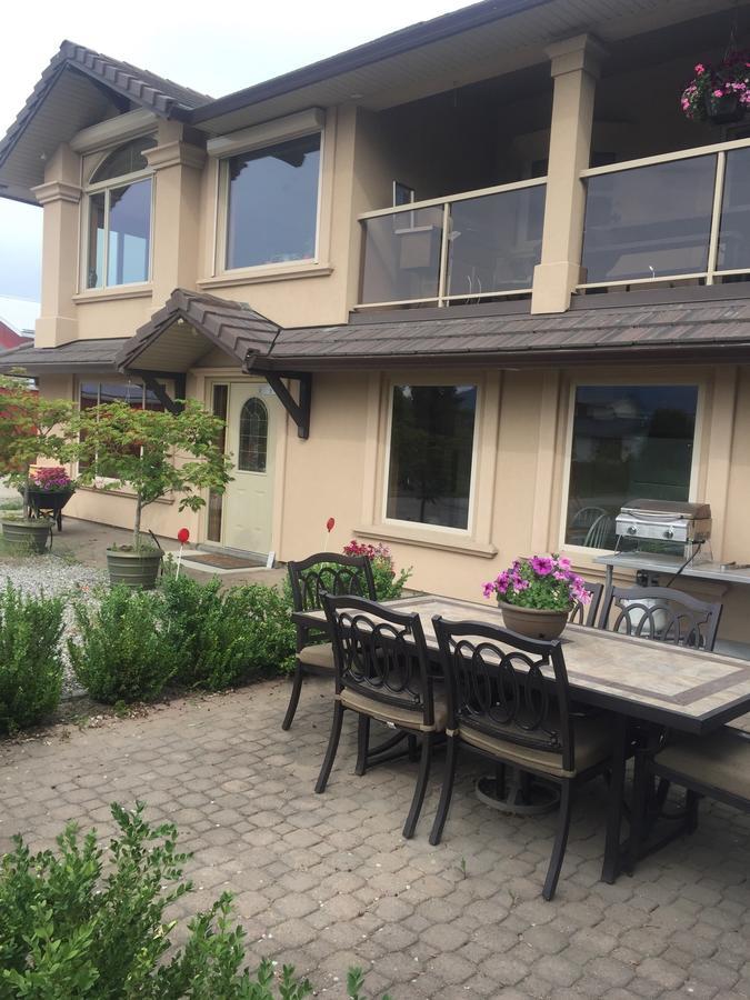 All Seasons Bed & Breakfast Kelowna Bagian luar foto