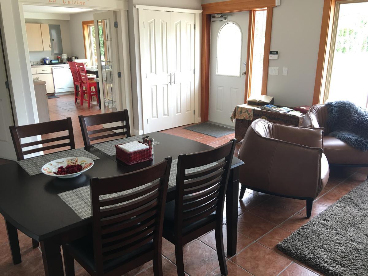 All Seasons Bed & Breakfast Kelowna Bagian luar foto