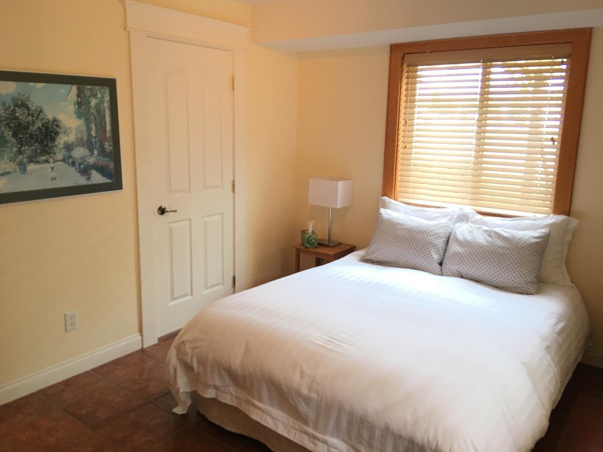 All Seasons Bed & Breakfast Kelowna Bagian luar foto