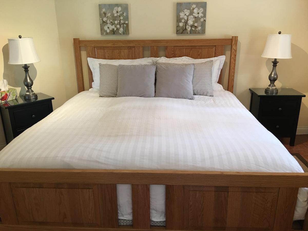 All Seasons Bed & Breakfast Kelowna Bagian luar foto