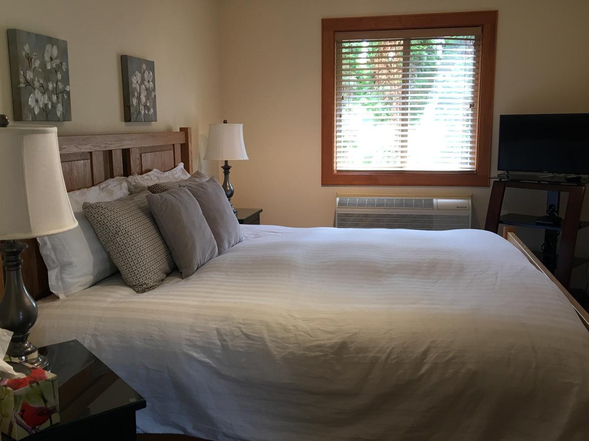 All Seasons Bed & Breakfast Kelowna Bagian luar foto