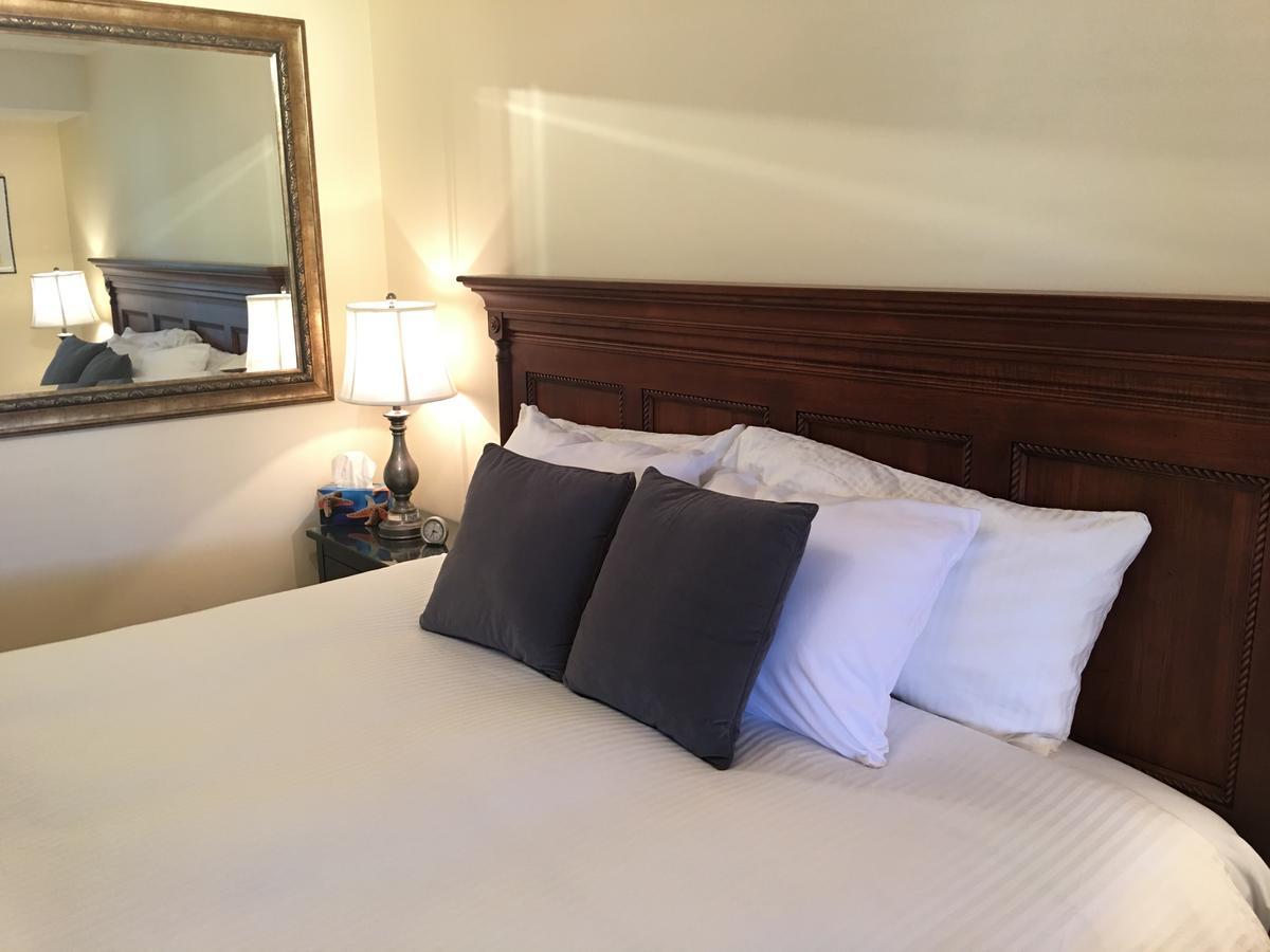 All Seasons Bed & Breakfast Kelowna Bagian luar foto