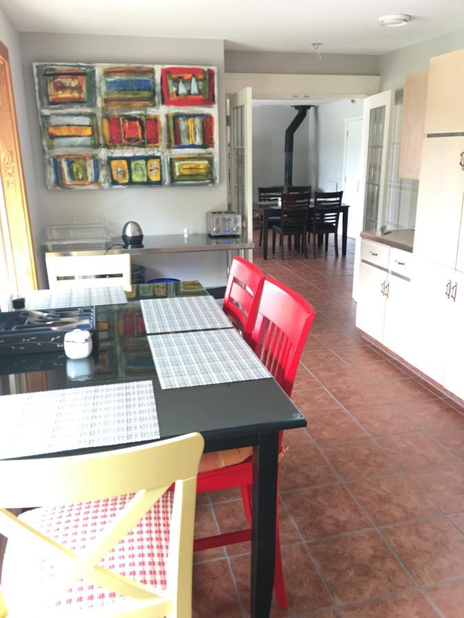 All Seasons Bed & Breakfast Kelowna Bagian luar foto