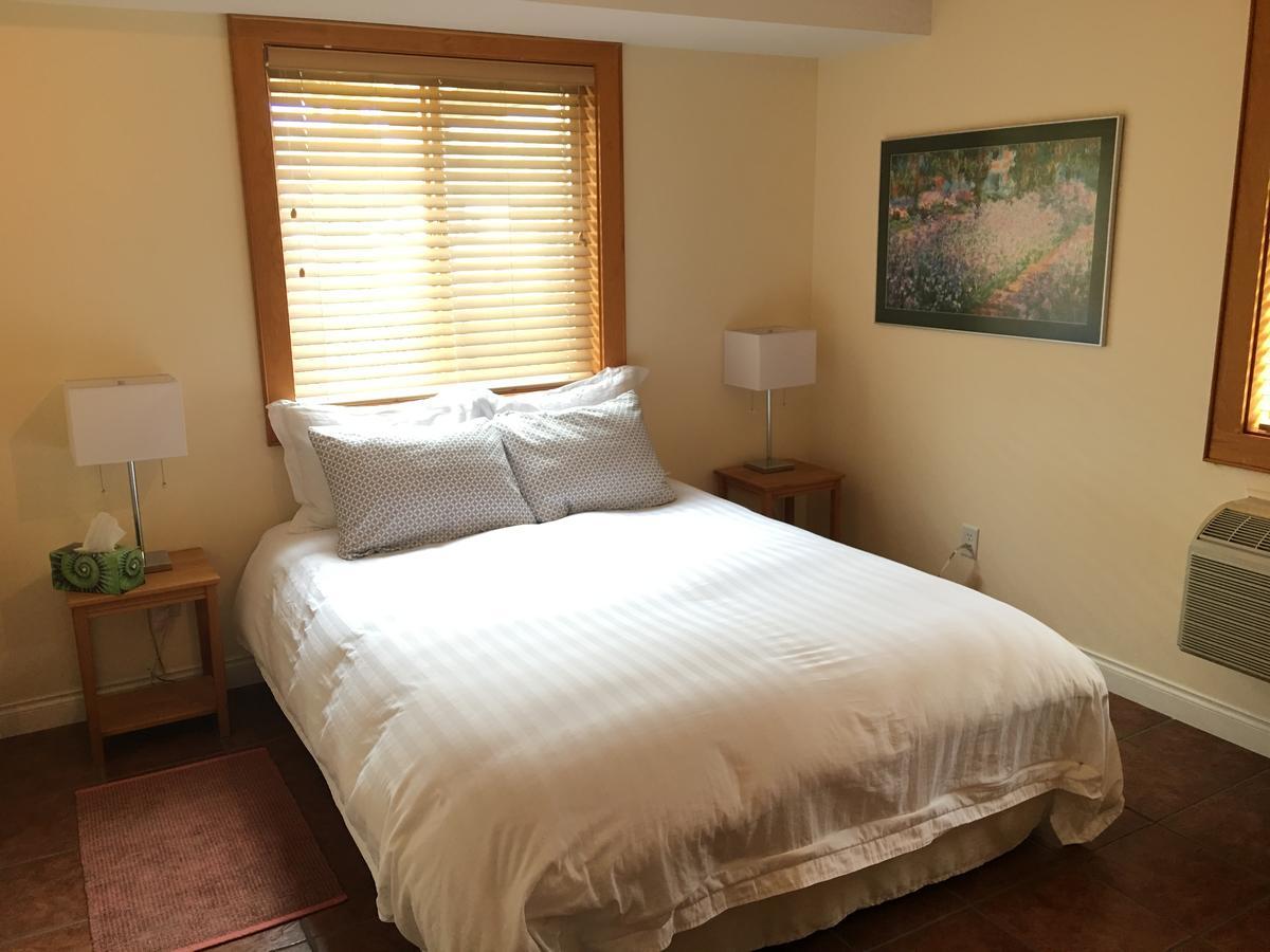 All Seasons Bed & Breakfast Kelowna Bagian luar foto