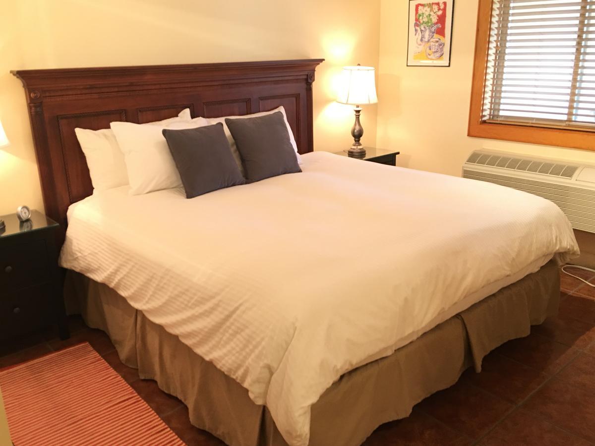 All Seasons Bed & Breakfast Kelowna Bagian luar foto